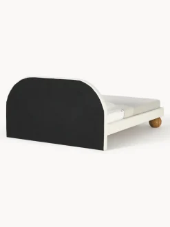 Cama tapizada con patas esféricas de madera Rena