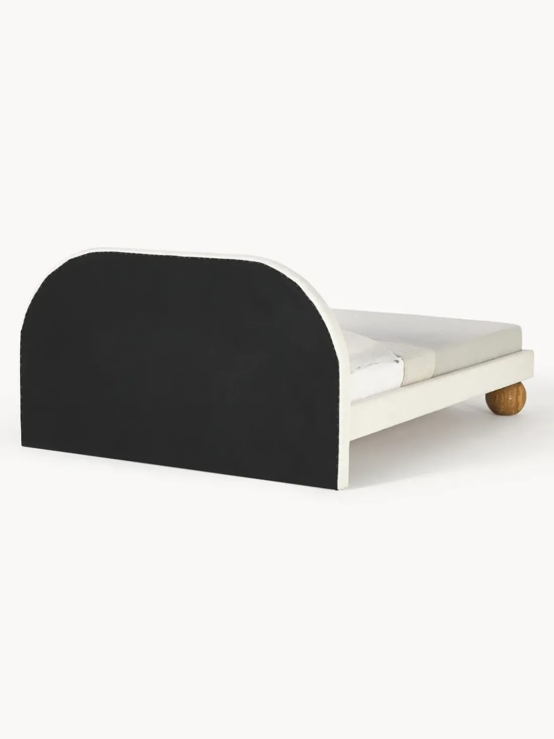 Cama tapizada con patas esféricas de madera Rena