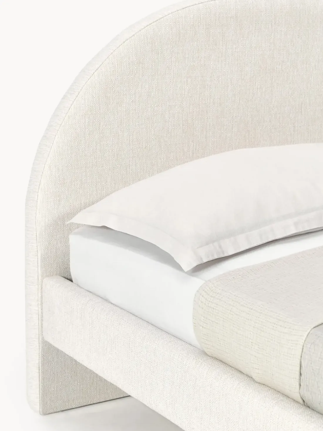 Cama tapizada con patas esféricas de madera Rena
