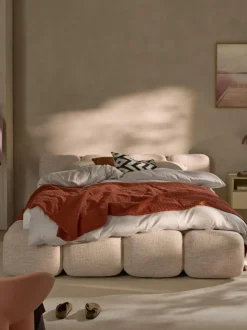 Cama tapizada en tejido bouclé Tayla