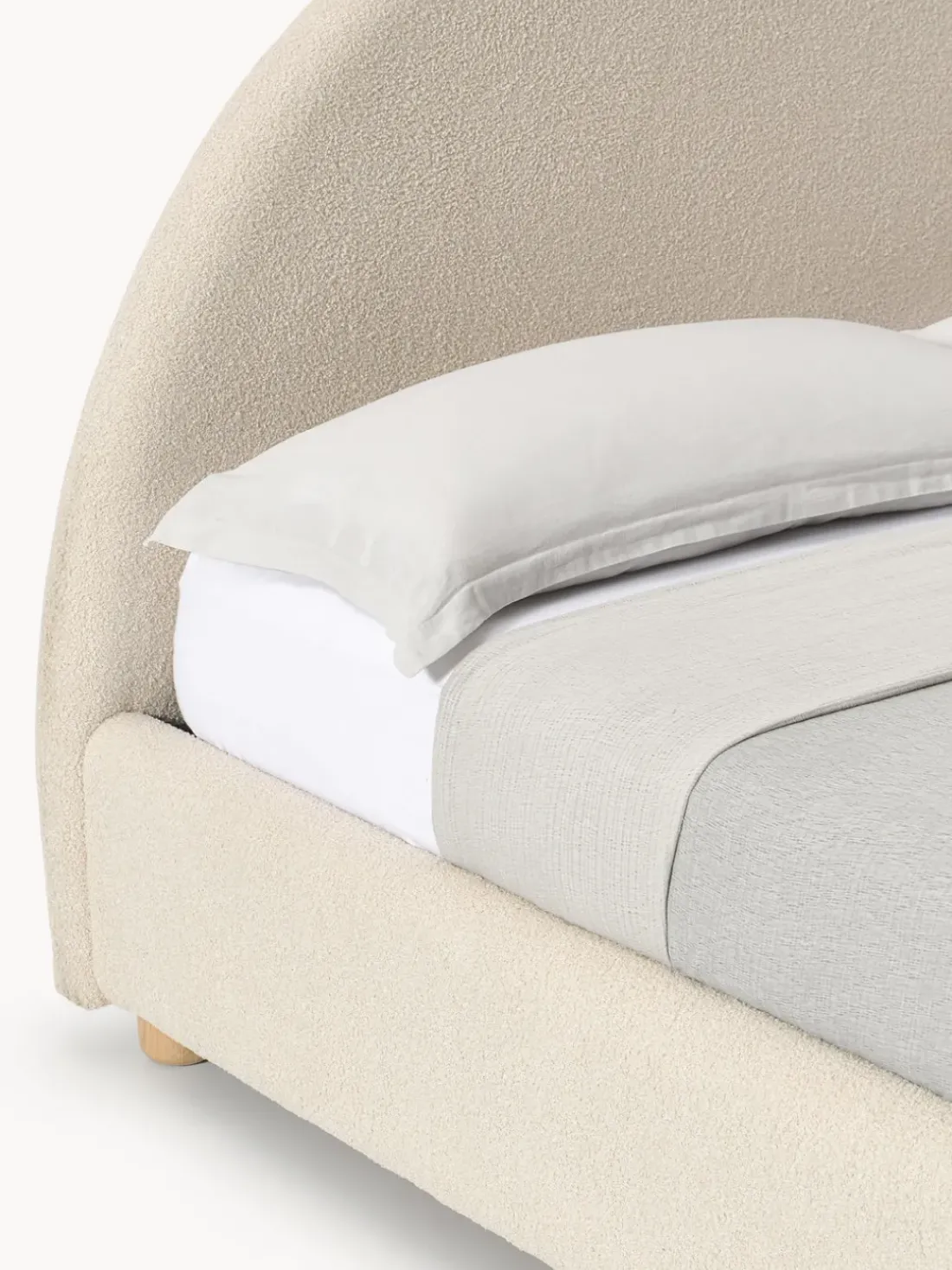 Cama tapizada en tejido bouclé Ebba, con espacio de almacenamiento