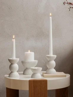 Candelabro de porcelana con relieves Tura