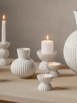 Candelabro de porcelana con relieves Tura