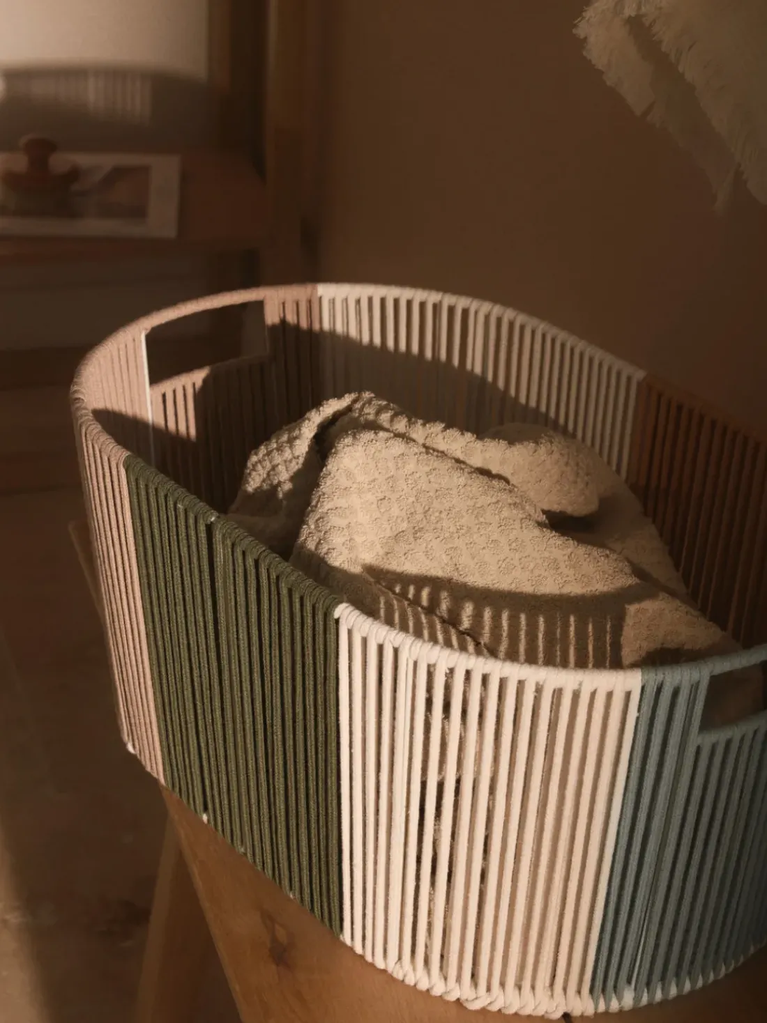 Cesta de ropa artesanal de cuerda Gabe