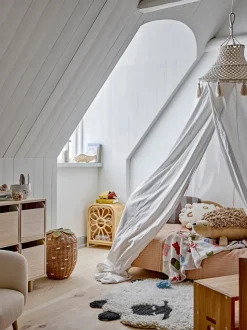 Cesta infantil de ratán en forma de fresa Pelino