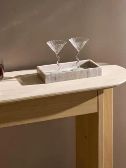 Consola de madera con tablero de travertino y cajón Zumi