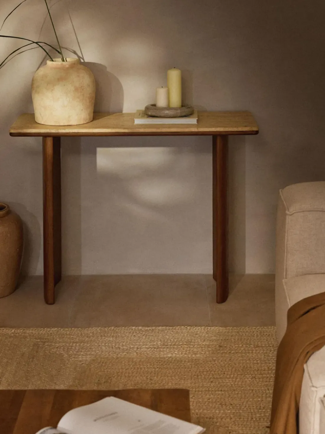 Consola de madera de roble con tablero de travertino Chandler