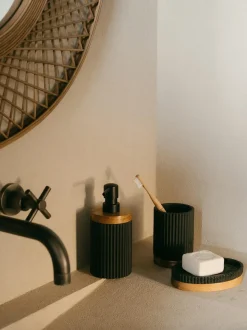 Dosificador de jabón con adorno de madera Laura