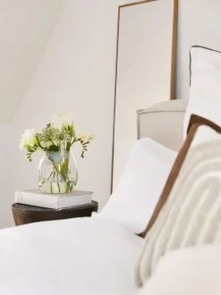 Espejo de pared con marco de madera de roble Avery