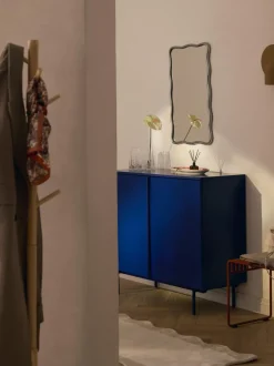 Espejo de pared con marco de metal ondulado Reggie