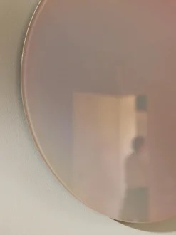 Espejo de pared de diseño iridiscente Ruby