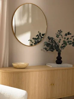 Espejo de pared redondo con marco de madera de roble Avery