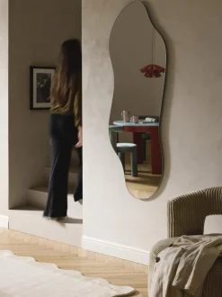 Espejo de pared sin marco en forma orgánica Lia