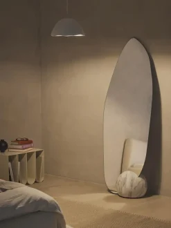 Espejo de pie con base en look mármol Bonita