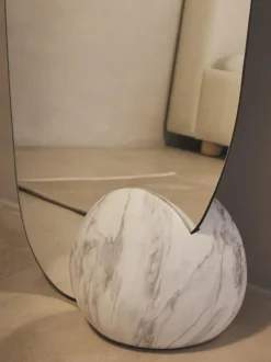 Espejo de pie con base en look mármol Bonita