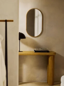 Espejo ovalado de pared con marco de roble Avery