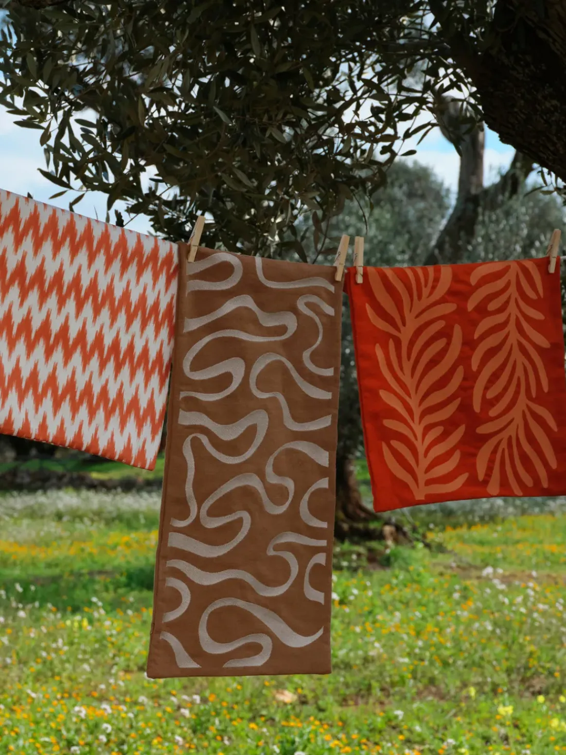 Funda de cojín para exterior con estampado de ondas bordadas Shanti