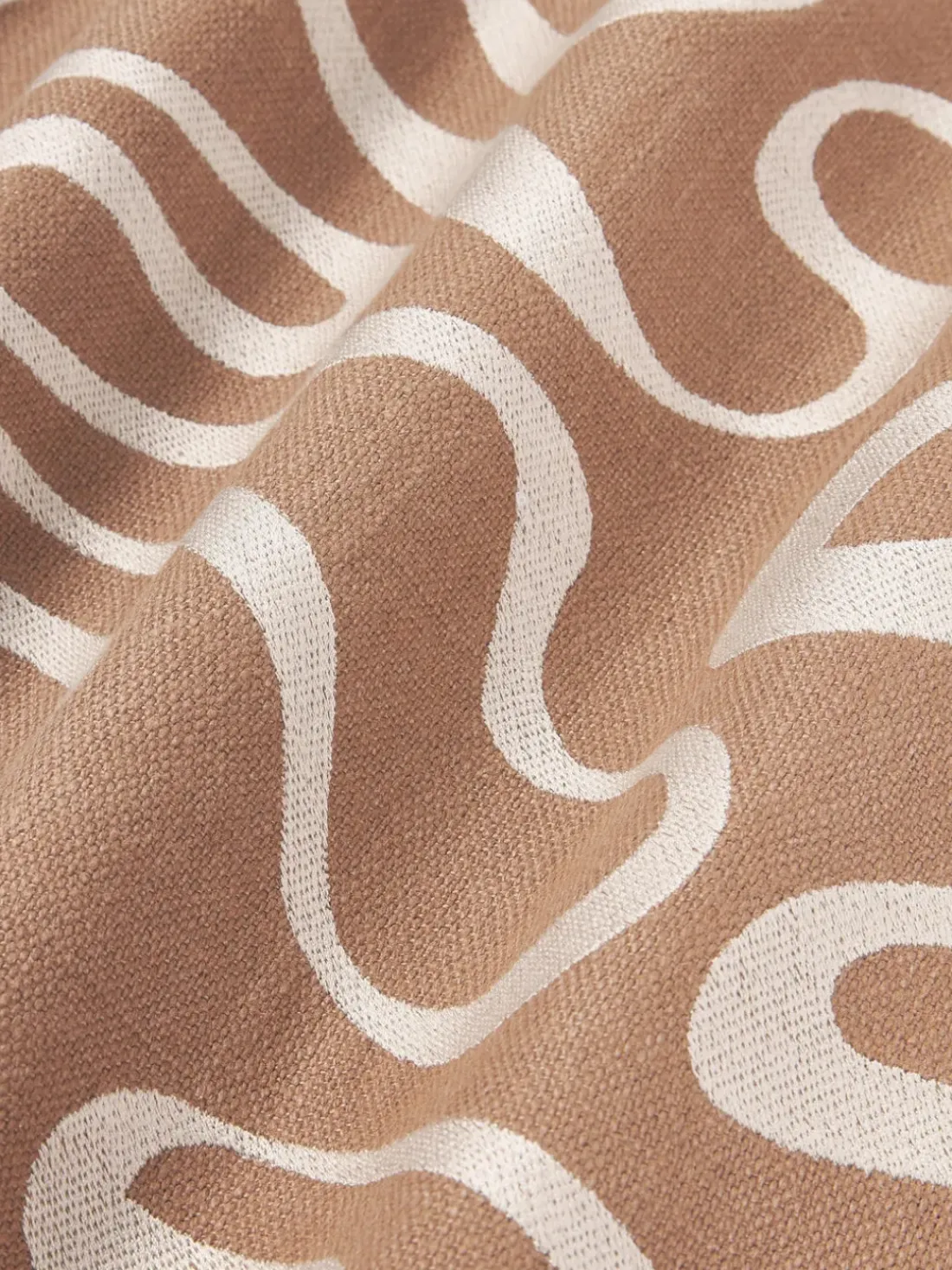 Funda de cojín para exterior con estampado de ondas bordadas Shanti