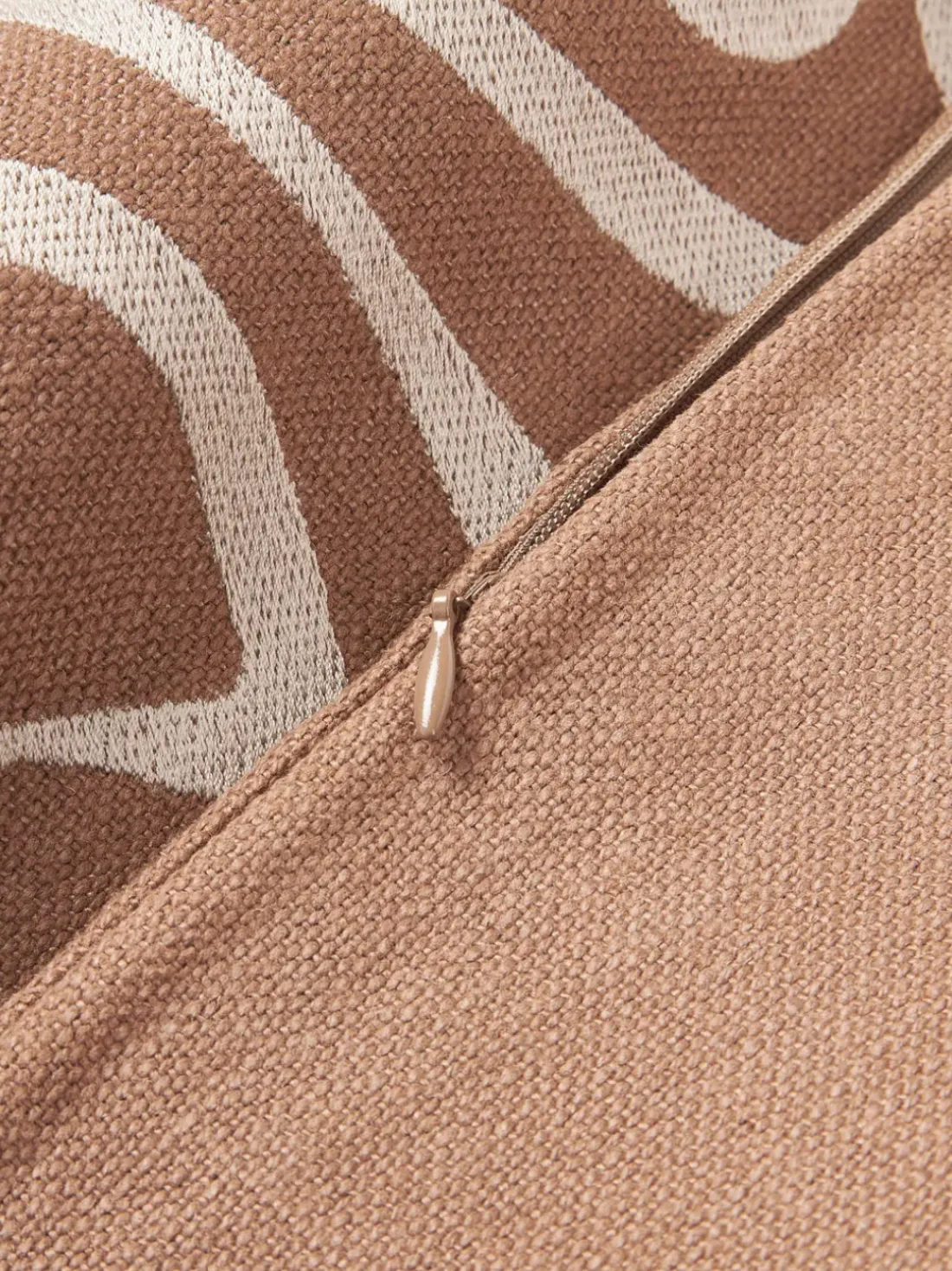 Funda de cojín para exterior con estampado de ondas bordadas Shanti