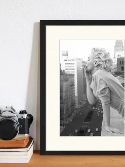 Impresión digital enmarcada Marilyn At The Ambassador Hotel New York