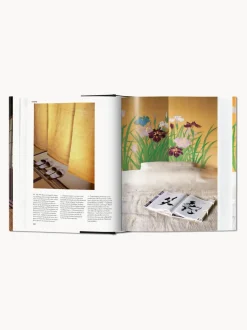 Libro ilustrado: Living in Japan. 45th Ed.