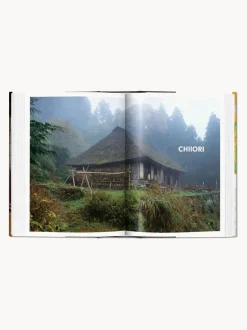 Libro ilustrado: Living in Japan. 45th Ed.