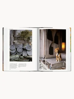 Libro ilustrado: Living in Japan. 45th Ed.