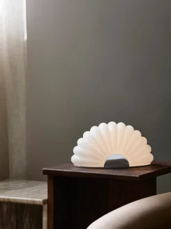 Lámpara de mesa con acabado cromado Chia