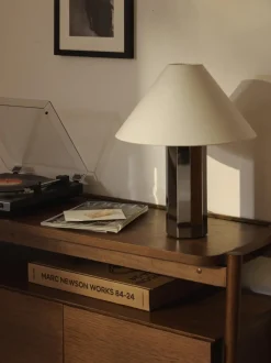 Lámpara de mesa con base de metal Lima