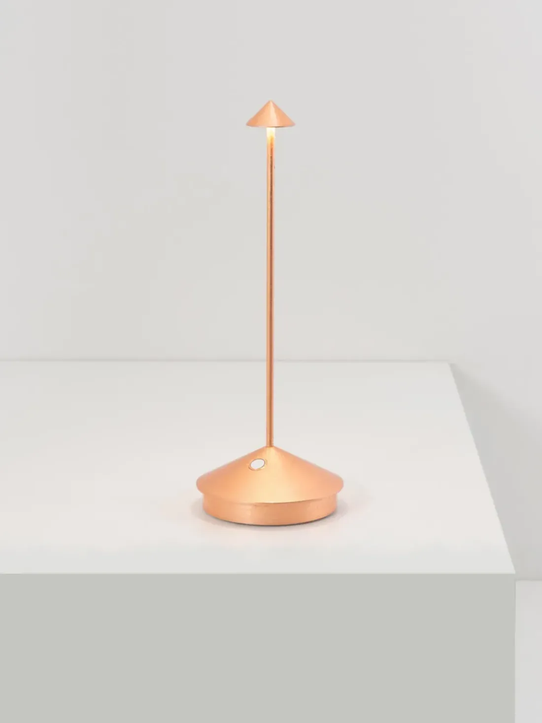 Lámpara de mesa LED móvil pequeña Pina, regulable