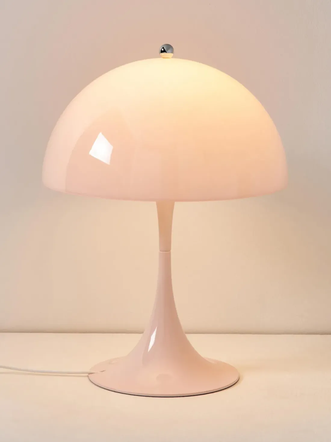 Lámpara de mesa LED Panthella, diseño Verner Panton