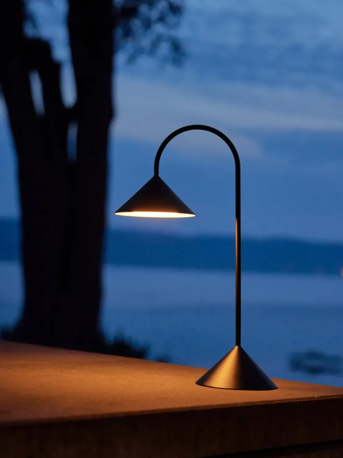 Lámpara de mesa LED para exterior regulable Grasp, pórtatil