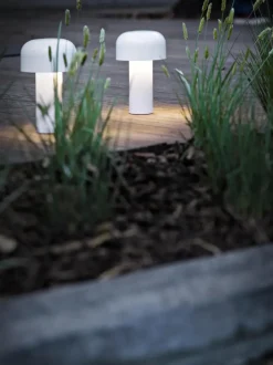Lámpara de mesa LED pequeña regulable Bellhop, portátil
