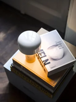 Lámpara de mesa LED pequeña regulable Bellhop, portátil