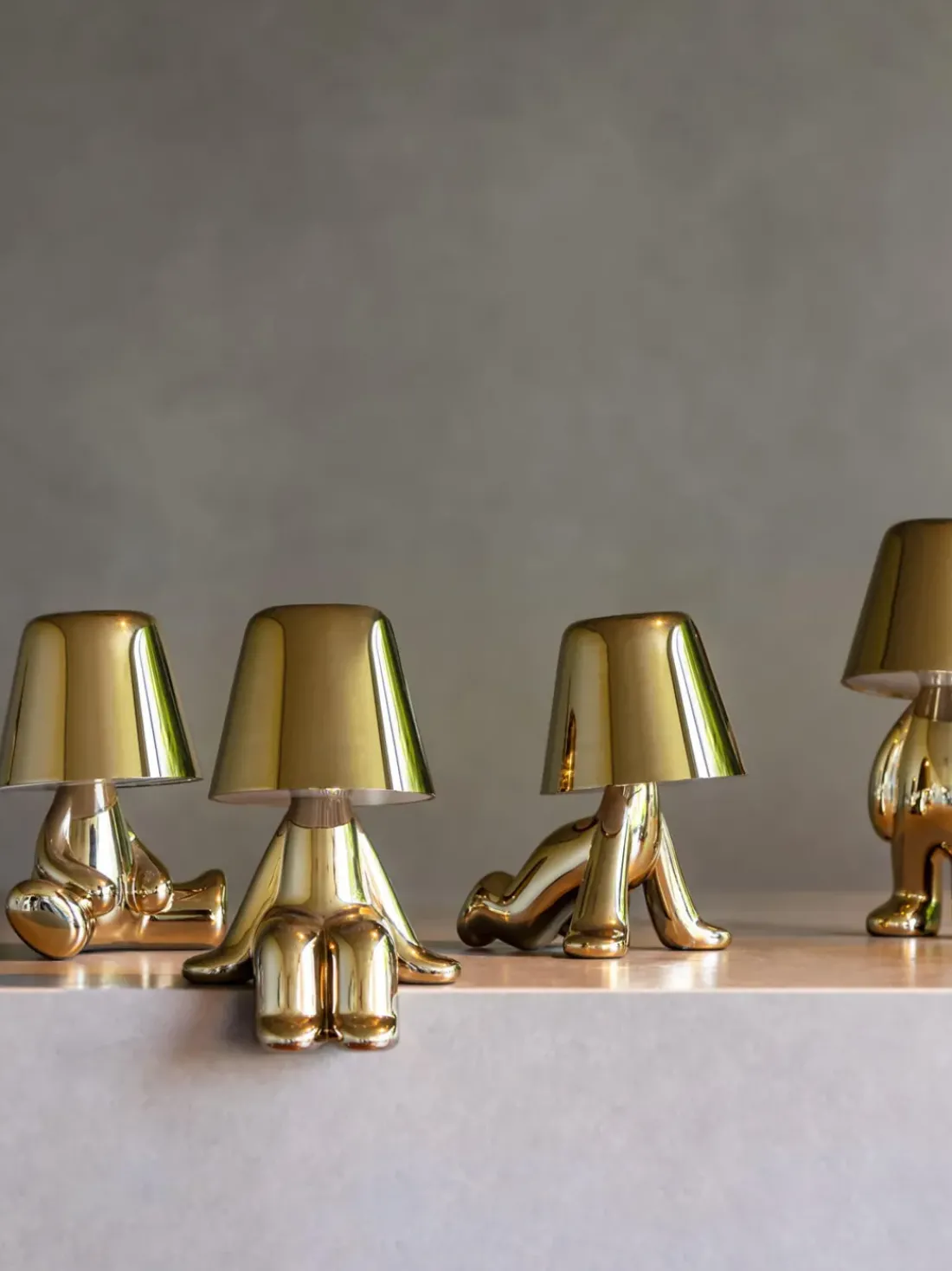 Lámpara de mesa LED pequeña regulable Golden Brothers Ron