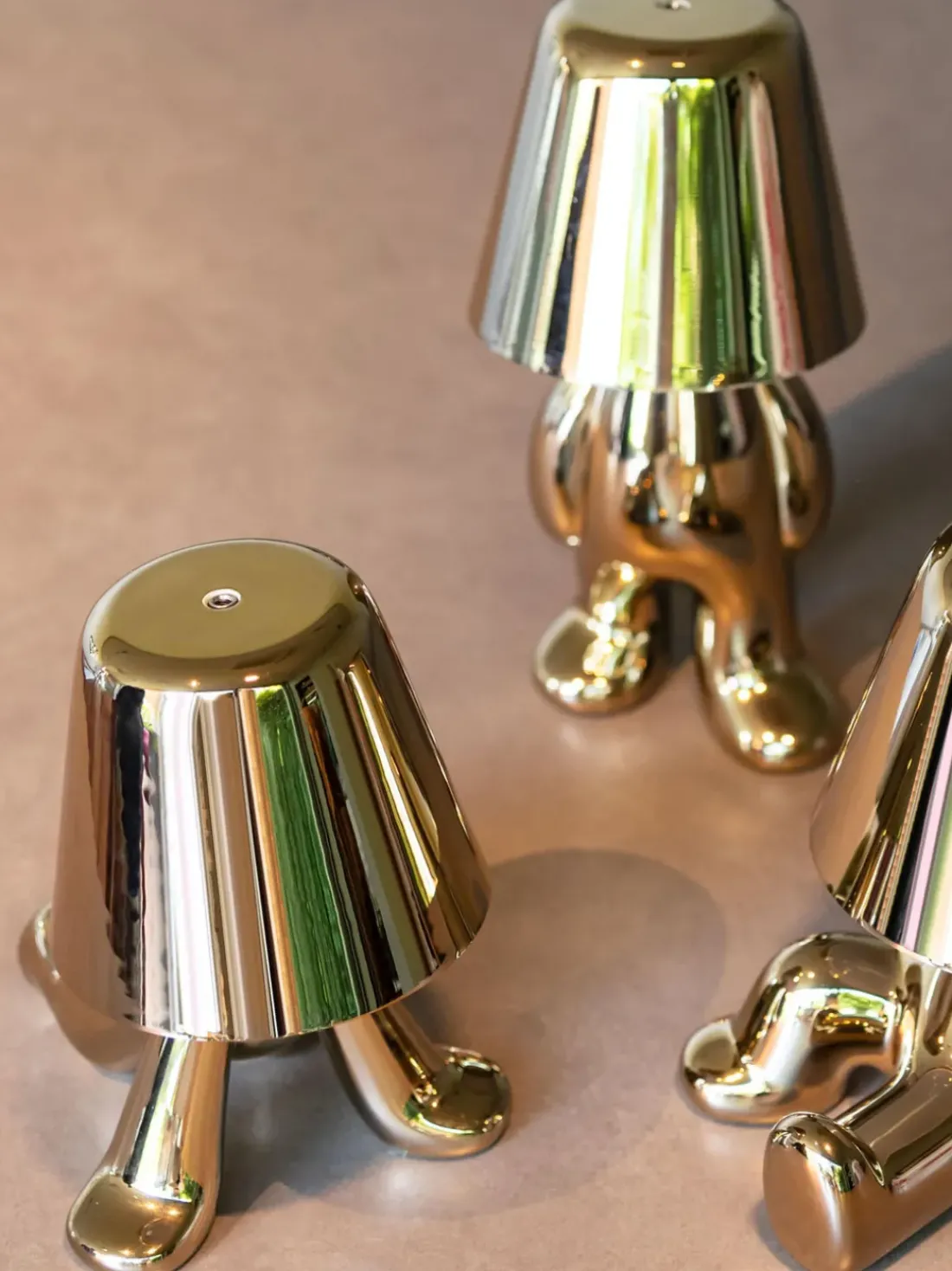 Lámpara de mesa LED pequeña regulable Golden Brothers Ron