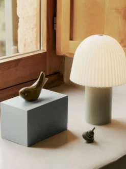 Lámpara de mesa LED pequeña regulable Frill, portátil