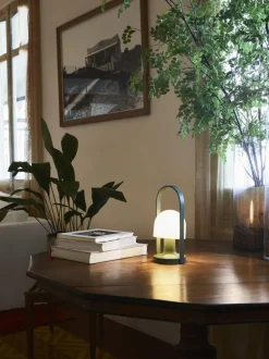 Lámpara de mesa LED regulable Followme, con pantalla orientable
