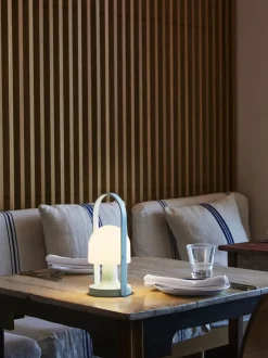 Lámpara de mesa LED regulable Followme, con pantalla orientable