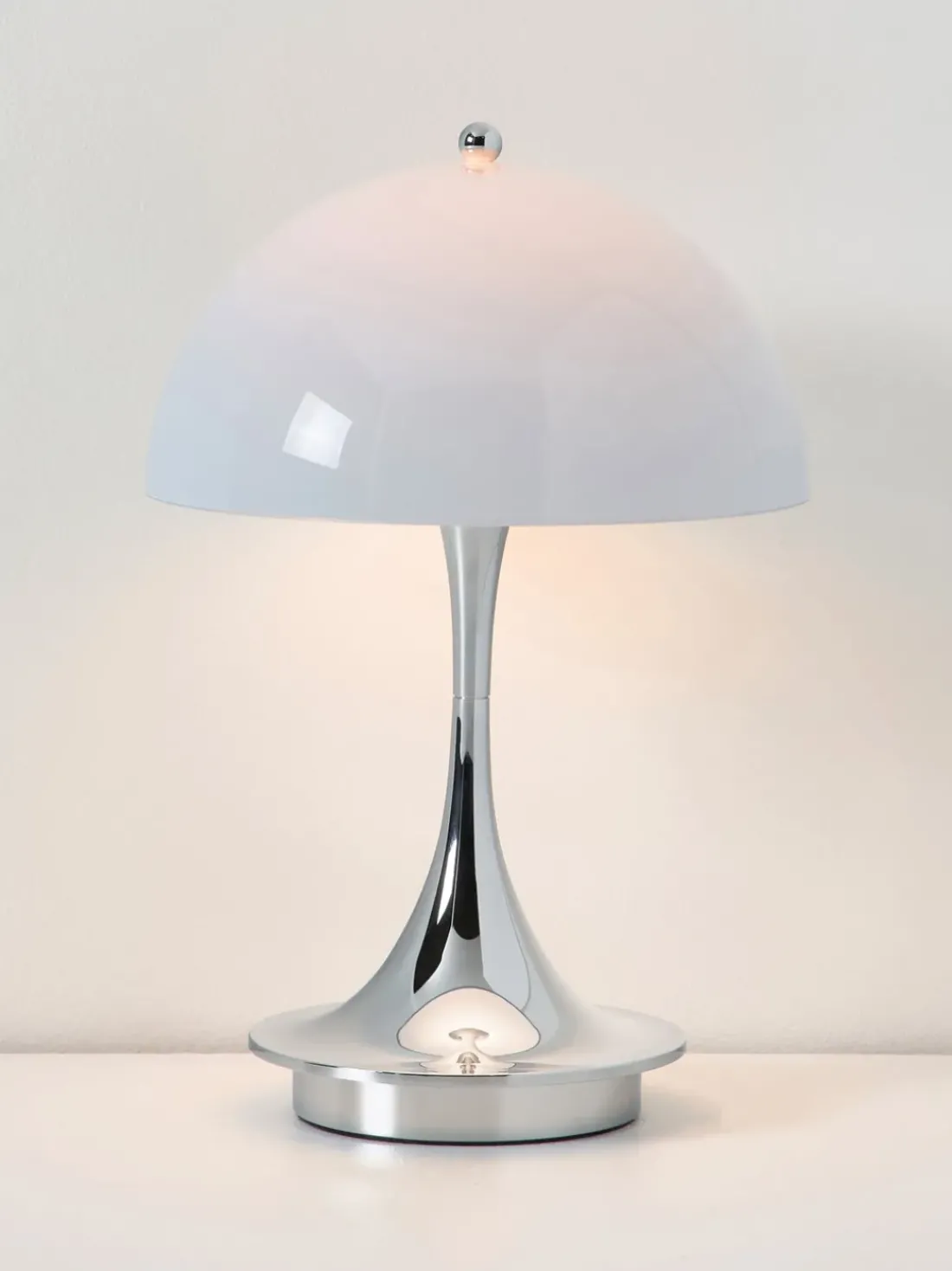 Lámpara de mesa LED regulable Panthella 160, diseño Verner Panton