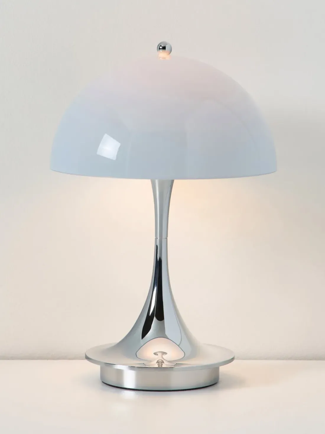 Lámpara de mesa LED regulable Panthella 160, diseño Verner Panton