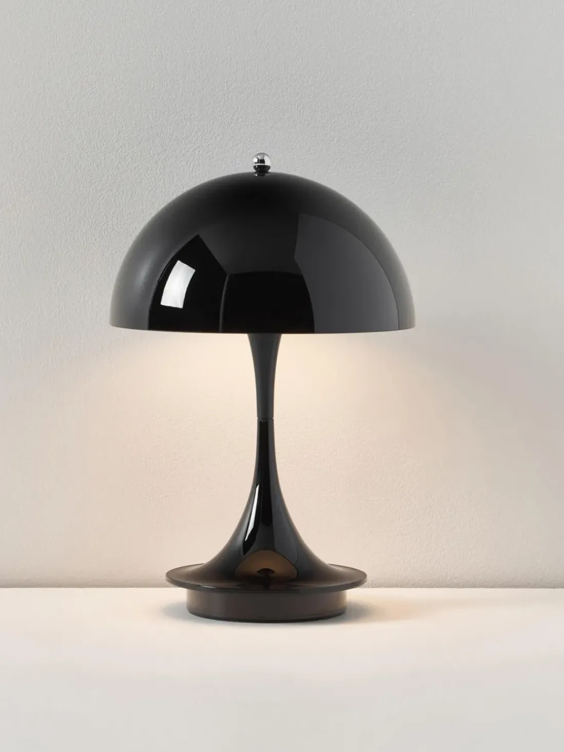 Lámpara de mesa LED regulable Panthella de diseño Verner Panton, 24 cm, portátil