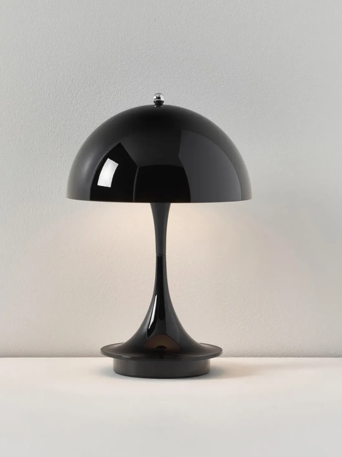 Lámpara de mesa LED regulable Panthella de diseño Verner Panton, 24 cm, portátil