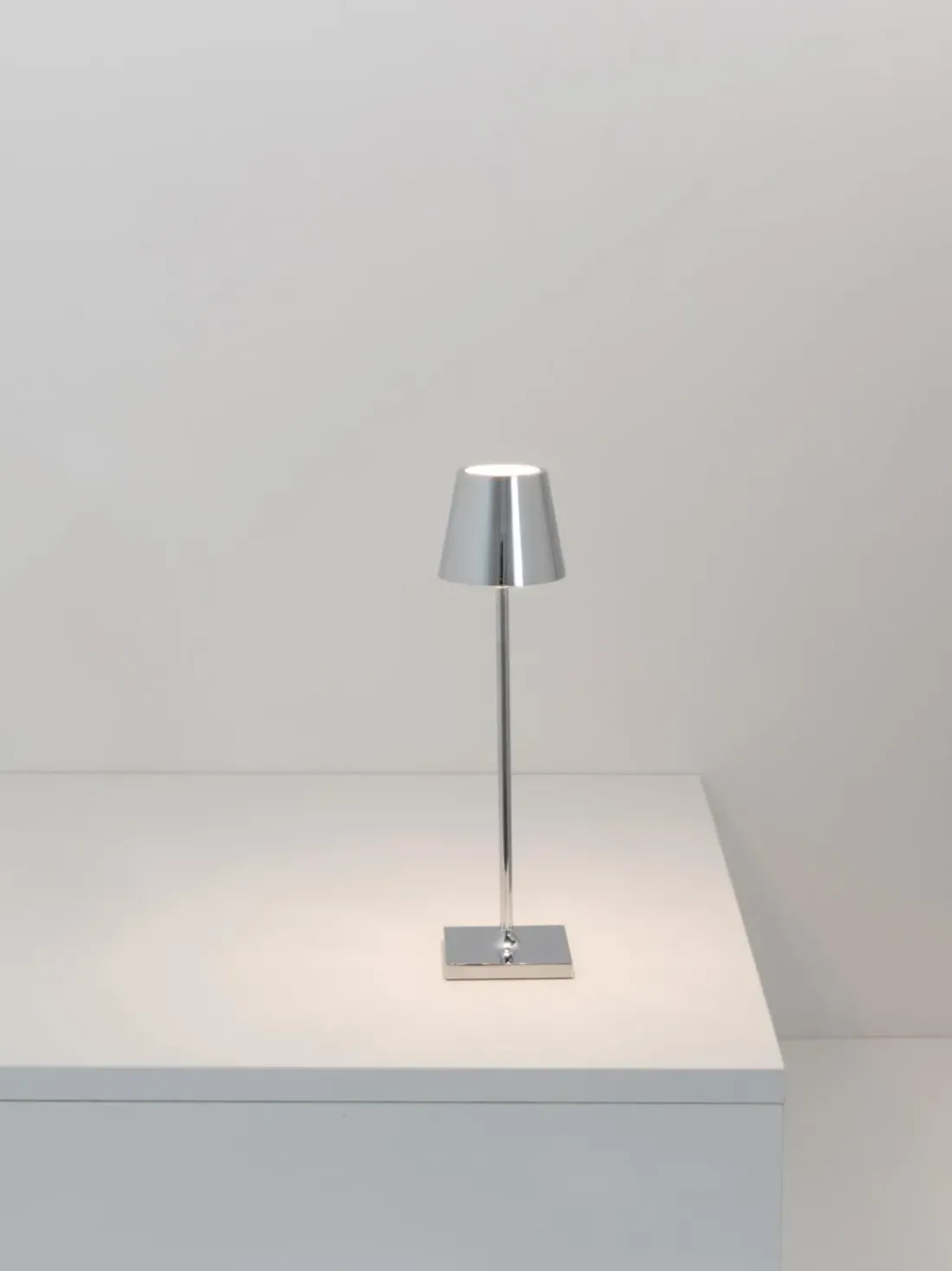 Lámpara de mesa LED regulable Poldina, portátil