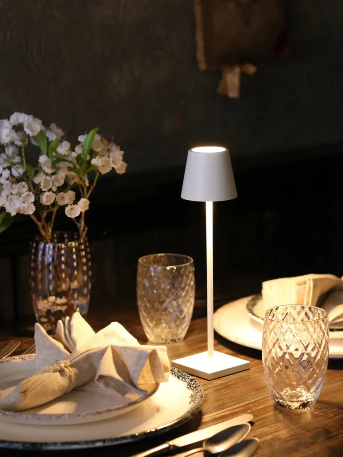 Lámpara de mesa LED regulable Poldina, portátil