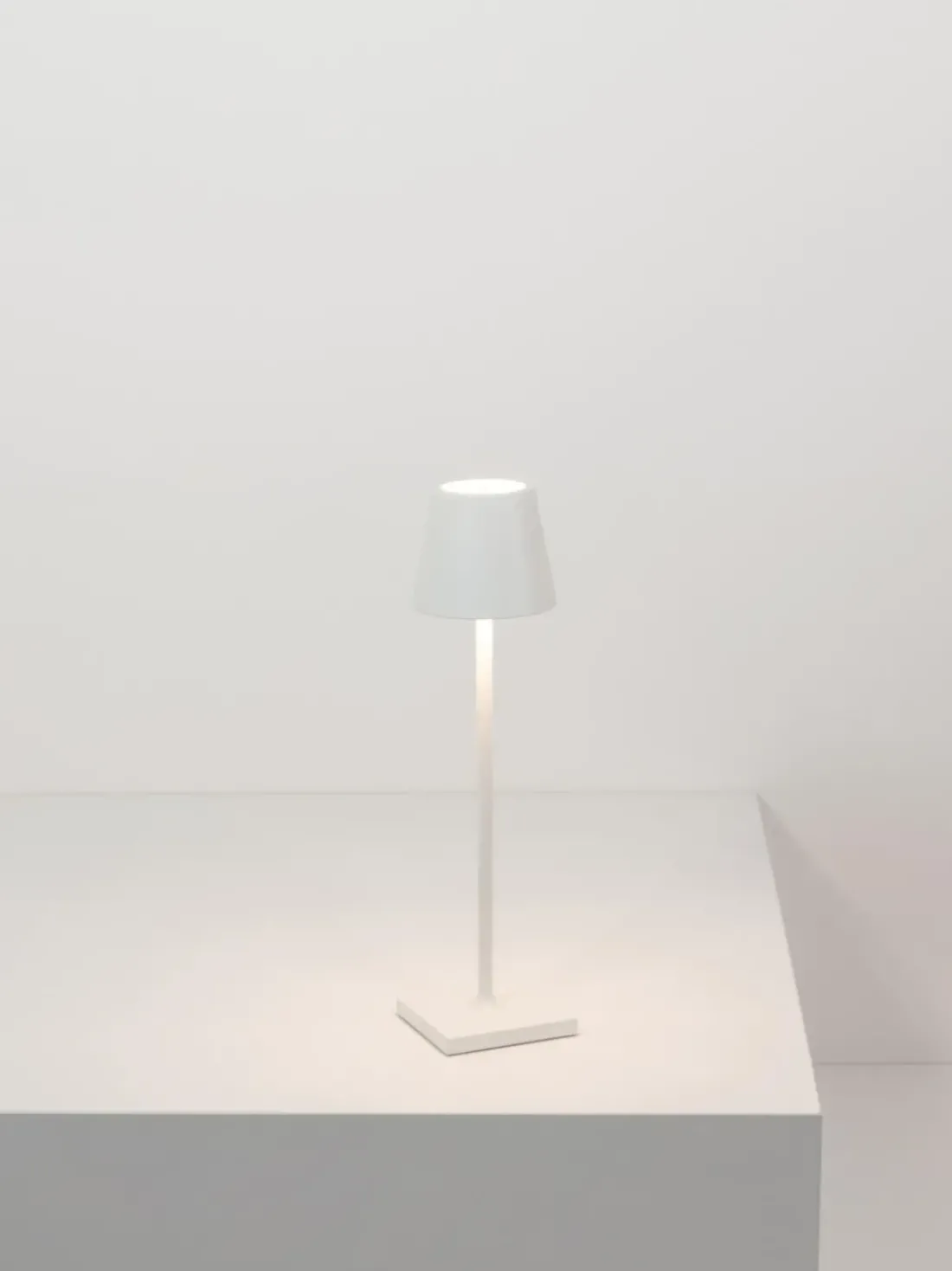 Lámpara de mesa LED regulable Poldina, portátil