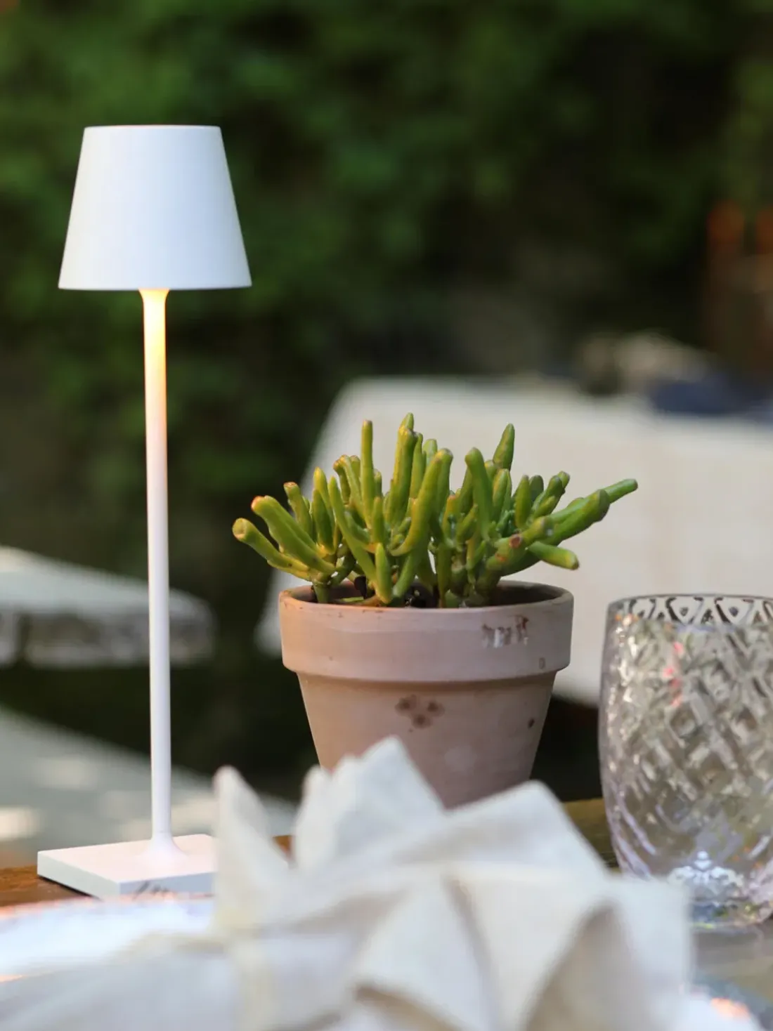 Lámpara de mesa LED regulable Poldina, portátil