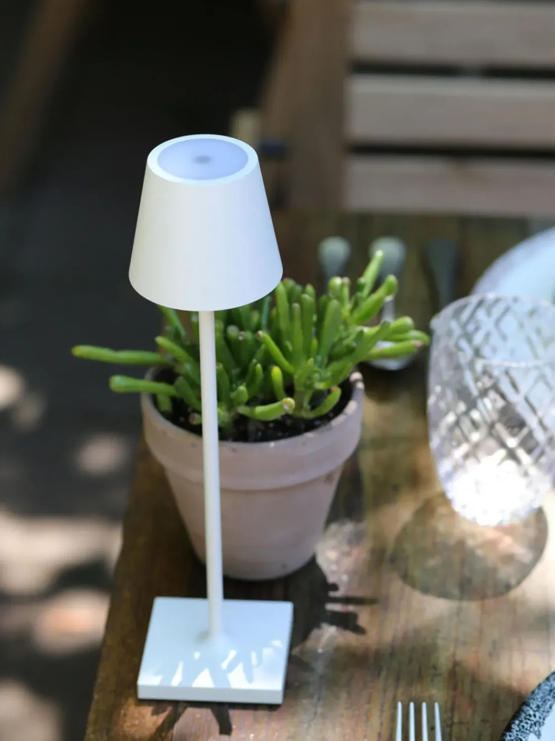 Lámpara de mesa LED regulable Poldina, portátil