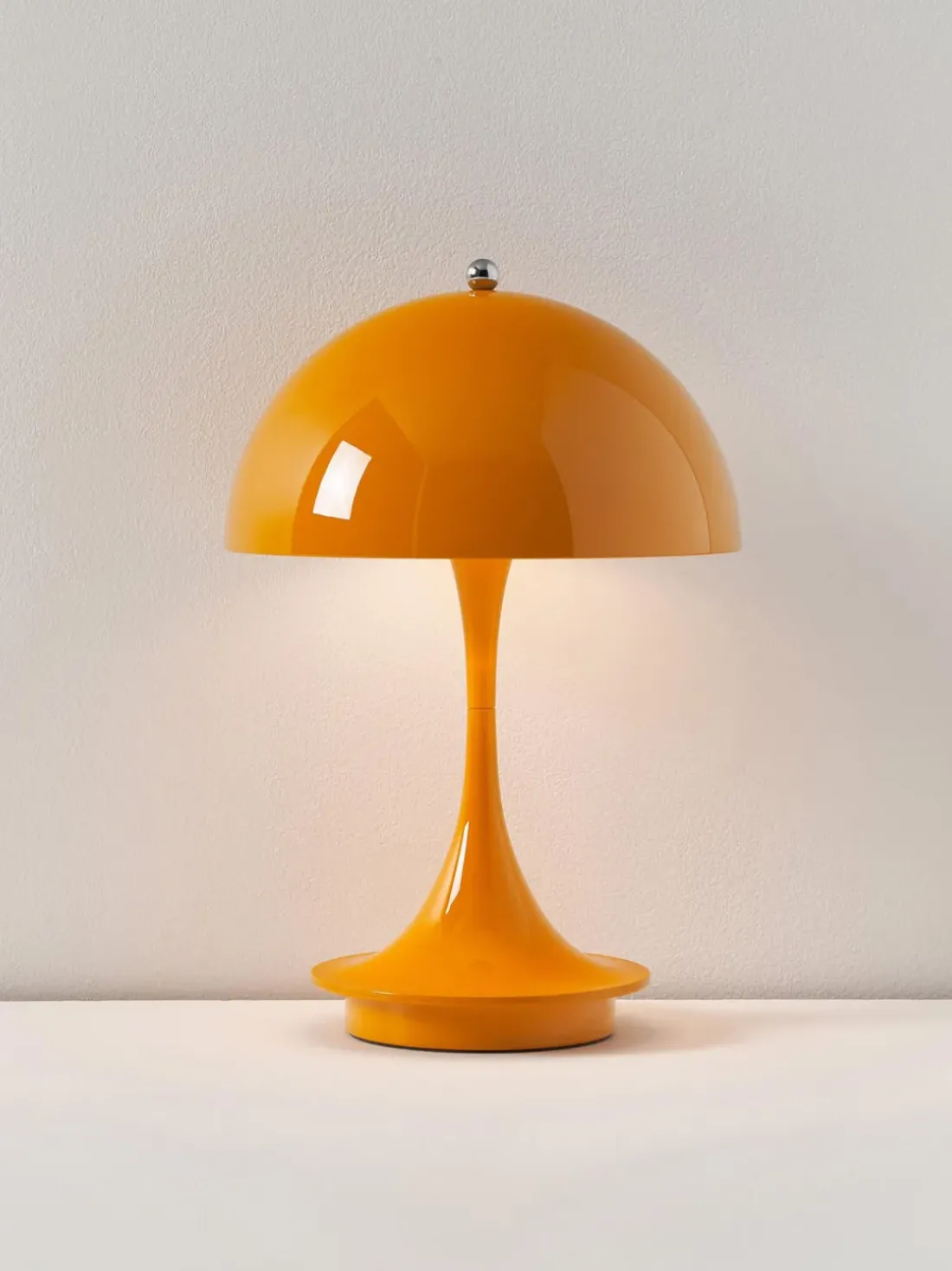 Lámpara de mesa LED regulable Panthella 160, diseño Verner Panton