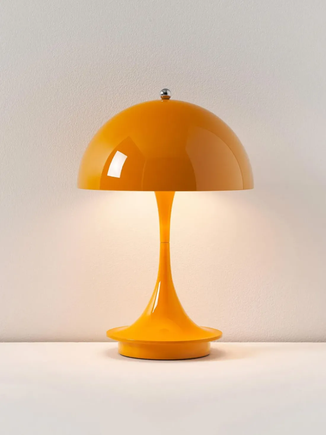Lámpara de mesa LED regulable Panthella 160, diseño Verner Panton